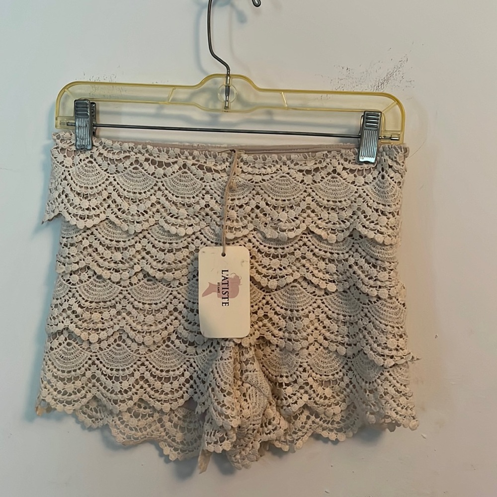 Woman shorts by Latiste